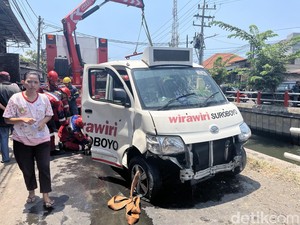 Dramatisnya Evakuasi Wira Wiri Suroboyo yang Nyemplung Sungai Gunung Anyar