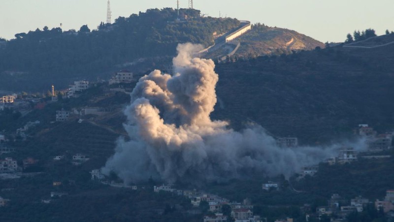 Kelompok Hizbullah melancarkan serangan roket terhadap posisi artileri Israel pada Rabu (18/9) waktu setempat. (REUTERS/Ayal Margolin)