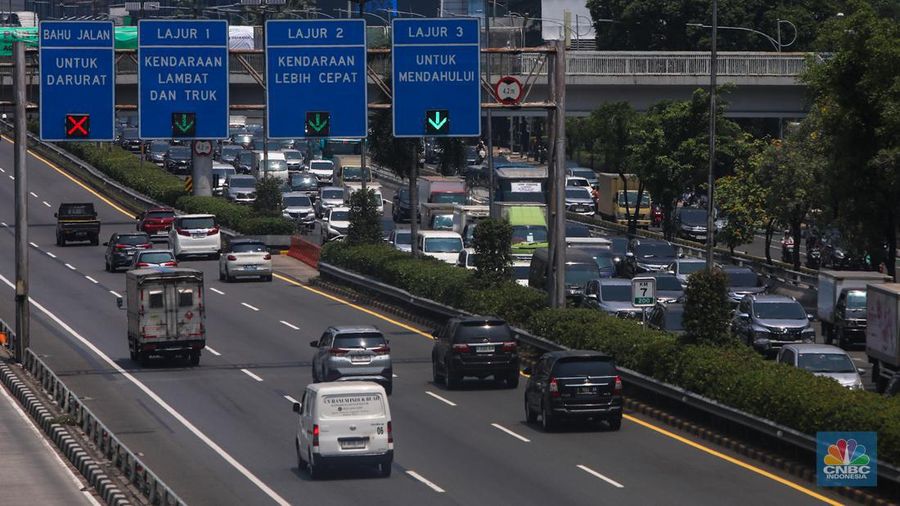 Kendaraan melintasi ruas Tol Dalam Kota (Dalkot) di Jakarta, Kamis (19/9/2024). PT Jasamarga Metropolitan Tollroad sebagai pengelola Jalan Tol Dalam Kota dan Sedyatmo akan menaikkan tarif dan berlaku mulai pada Minggu (22/9) mendatang. (վ/Faisal Rahman)