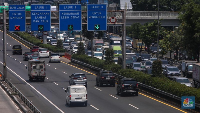 Kendaraan melintasi ruas Tol Dalam Kota (Dalkot) di Jakarta, Kamis (19/9/2024). PT Jasamarga Metropolitan Tollroad sebagai pengelola Jalan Tol Dalam Kota dan Sedyatmo akan menaikkan tarif dan berlaku mulai pada Minggu (22/9) mendatang. (CNBC Indonesia/Faisal Rahman)