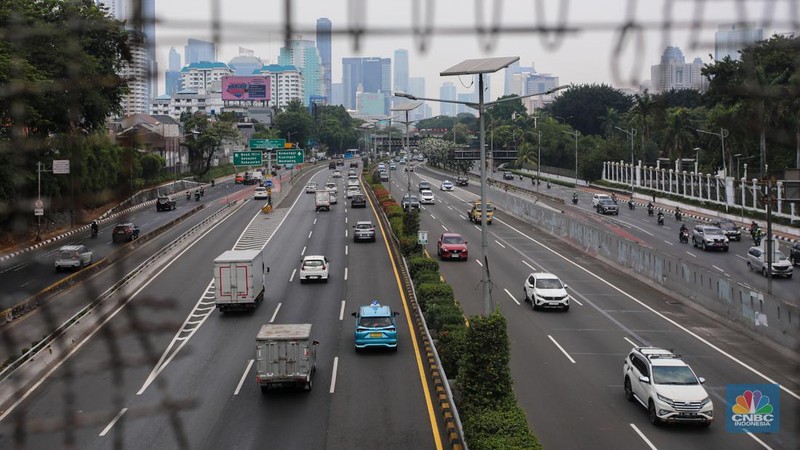 Kendaraan melintasi ruas Tol Dalam Kota (Dalkot) di Jakarta, Kamis (19/9/2024). PT Jasamarga Metropolitan Tollroad sebagai pengelola Jalan Tol Dalam Kota dan Sedyatmo akan menaikkan tarif dan berlaku mulai pada Minggu (22/9) mendatang. (CNBC Indonesia/Faisal Rahman)