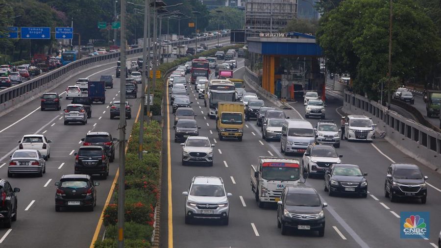Kendaraan melintasi ruas Tol Dalam Kota (Dalkot) di Jakarta, Kamis (19/9/2024). PT Jasamarga Metropolitan Tollroad sebagai pengelola Jalan Tol Dalam Kota dan Sedyatmo akan menaikkan tarif dan berlaku mulai pada Minggu (22/9) mendatang. (CNBC Indonesia/Faisal Rahman)