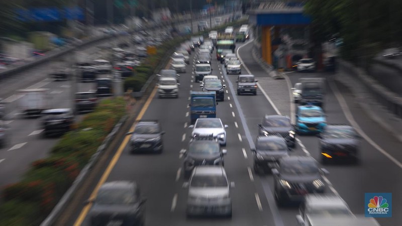 Kendaraan melintasi ruas Tol Dalam Kota (Dalkot) di Jakarta, Kamis (19/9/2024). PT Jasamarga Metropolitan Tollroad sebagai pengelola Jalan Tol Dalam Kota dan Sedyatmo akan menaikkan tarif dan berlaku mulai pada Minggu (22/9) mendatang. (CNBC Indonesia/Faisal Rahman)