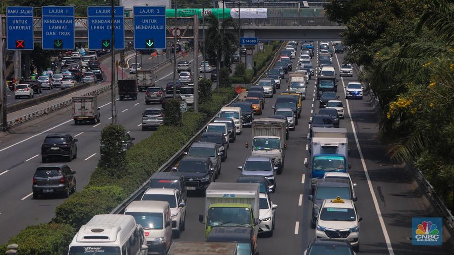 Kendaraan melintasi ruas Tol Dalam Kota (Dalkot) di Jakarta, Kamis (19/9/2024). PT Jasamarga Metropolitan Tollroad sebagai pengelola Jalan Tol Dalam Kota dan Sedyatmo akan menaikkan tarif dan berlaku mulai pada Minggu (22/9) mendatang. (CNBC Indonesia/Faisal Rahman)