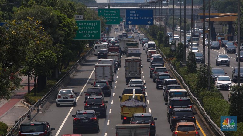 Kendaraan melintasi ruas Tol Dalam Kota (Dalkot) di Jakarta, Kamis (19/9/2024). PT Jasamarga Metropolitan Tollroad sebagai pengelola Jalan Tol Dalam Kota dan Sedyatmo akan menaikkan tarif dan berlaku mulai pada Minggu (22/9) mendatang. (CNBC Indonesia/Faisal Rahman)