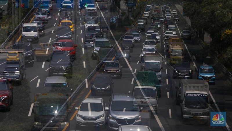 Kendaraan melintasi ruas Tol Dalam Kota (Dalkot) di Jakarta, Kamis (19/9/2024). PT Jasamarga Metropolitan Tollroad sebagai pengelola Jalan Tol Dalam Kota dan Sedyatmo akan menaikkan tarif dan berlaku mulai pada Minggu (22/9) mendatang. (CNBC Indonesia/Faisal Rahman)