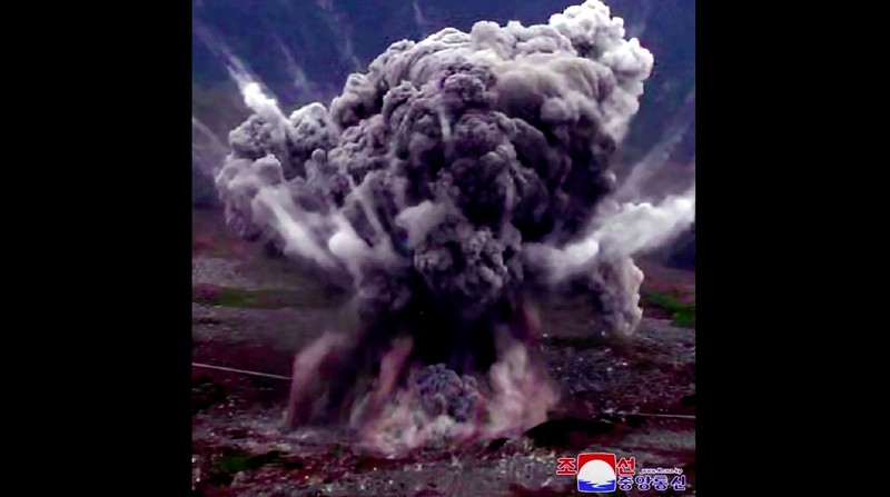 Pemimpin Korea Utara Kim Jong-un terlihat selama uji coba apa yang KCNA gambarkan sebagai rudal balistik taktis baru, dalam gambar yang diperoleh Reuters pada 19 September 2024, di Korea Utara. Pemimpin Korea Utara Kim Jong-un terlihat selama uji coba apa yang KCNA gambarkan sebagai rudal balistik taktis baru, dalam gambar yang diperoleh Reuters pada 19 September 2024, di Korea Utara. (KCNA via REUTERS)