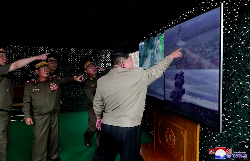 Pemimpin Korea Utara Kim Jong-un terlihat selama uji coba apa yang KCNA gambarkan sebagai rudal balistik taktis baru, dalam gambar yang diperoleh Reuters pada 19 September 2024, di Korea Utara. Pemimpin Korea Utara Kim Jong-un terlihat selama uji coba apa yang KCNA gambarkan sebagai rudal balistik taktis baru, dalam gambar yang diperoleh Reuters pada 19 September 2024, di Korea Utara. (KCNA via REUTERS)