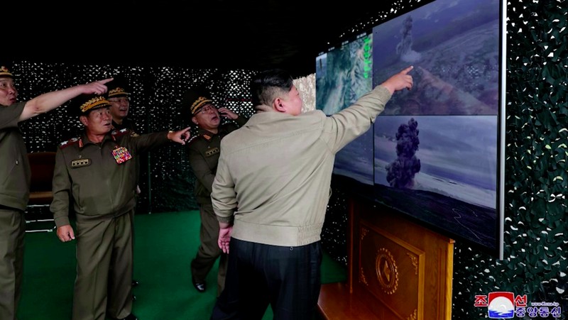 Pemimpin Korea Utara Kim Jong-un terlihat selama uji coba apa yang KCNA gambarkan sebagai rudal balistik taktis baru, dalam gambar yang diperoleh Reuters pada 19 September 2024, di Korea Utara. (KCNA via REUTERS)