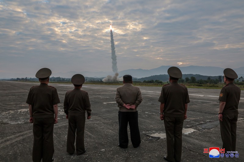 Pemimpin Korea Utara Kim Jong-un terlihat selama uji coba apa yang KCNA gambarkan sebagai rudal balistik taktis baru, dalam gambar yang diperoleh Reuters pada 19 September 2024, di Korea Utara. Pemimpin Korea Utara Kim Jong-un terlihat selama uji coba apa yang KCNA gambarkan sebagai rudal balistik taktis baru, dalam gambar yang diperoleh Reuters pada 19 September 2024, di Korea Utara. (KCNA via REUTERS)