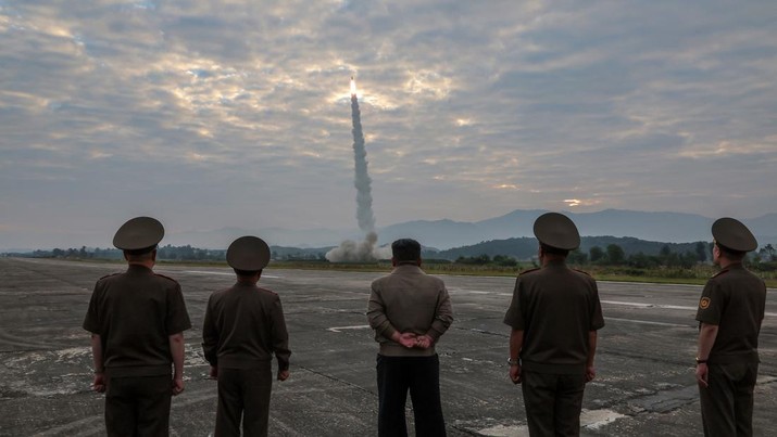 Pemimpin Korea Utara Kim Jong-un terlihat selama uji coba apa yang KCNA gambarkan sebagai rudal balistik taktis baru, dalam gambar yang diperoleh Reuters pada 19 September 2024, di Korea Utara. (KCNA via REUTERS)