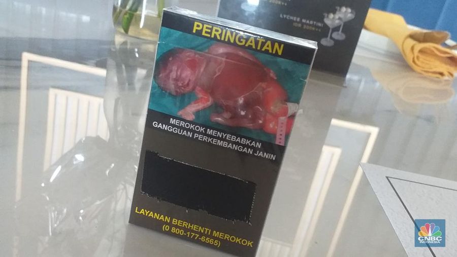 Penampakan rancangan kemasan baru rokok sesuai aturan turunan PP Kesehatan, Kamis (19/9/2024). (CNBC Indonesia/Damiana Cut E)