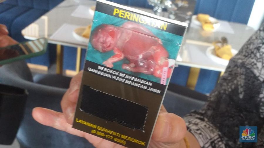 Penampakan rancangan kemasan baru rokok sesuai aturan turunan PP Kesehatan, Kamis (19/9/2024). (CNBC Indonesia/Damiana Cut E)