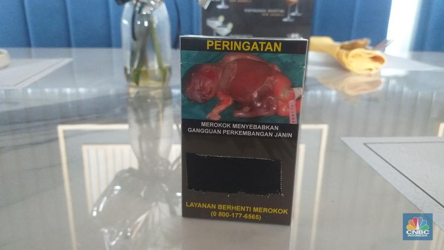 Penampakan rancangan kemasan baru rokok sesuai aturan turunan PP Kesehatan, Kamis (19/9/2024). (CNBC Indonesia/Damiana Cut E)