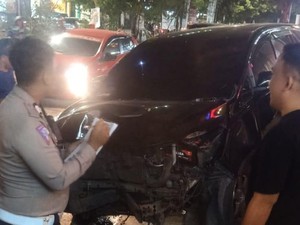 Mobil Tabrak Pedagang Putu di Jalan Pengayoman Makassar hingga Luka