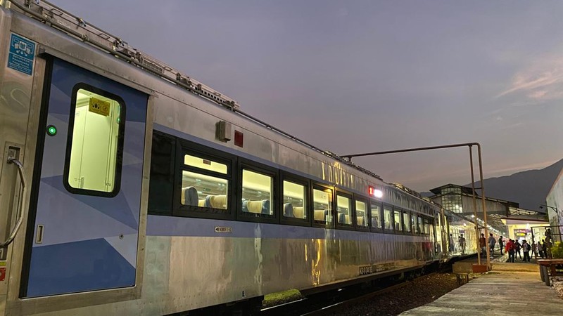 PT Kereta Api Indonesia (Persero) mengoperasikan kereta ekonomi stainless steel new generation pada KA Logawa (KA 212 dan KA 211) pada Rabu (18/9/2024). (Dok. KAI).