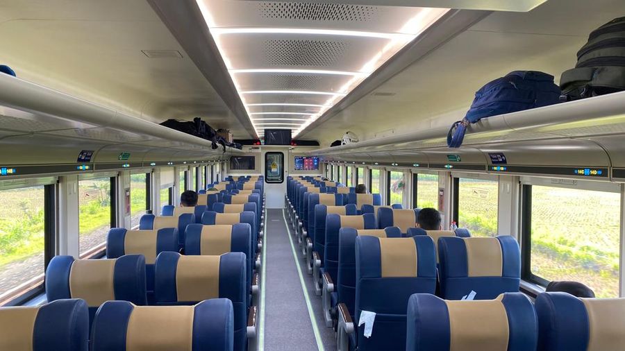 PT Kereta Api Indonesia (Persero) mengoperasikan kereta ekonomi stainless steel new generation pada KA Logawa (KA 212 dan KA 211) pada Rabu (18/9/2024). (Dok. KAI).