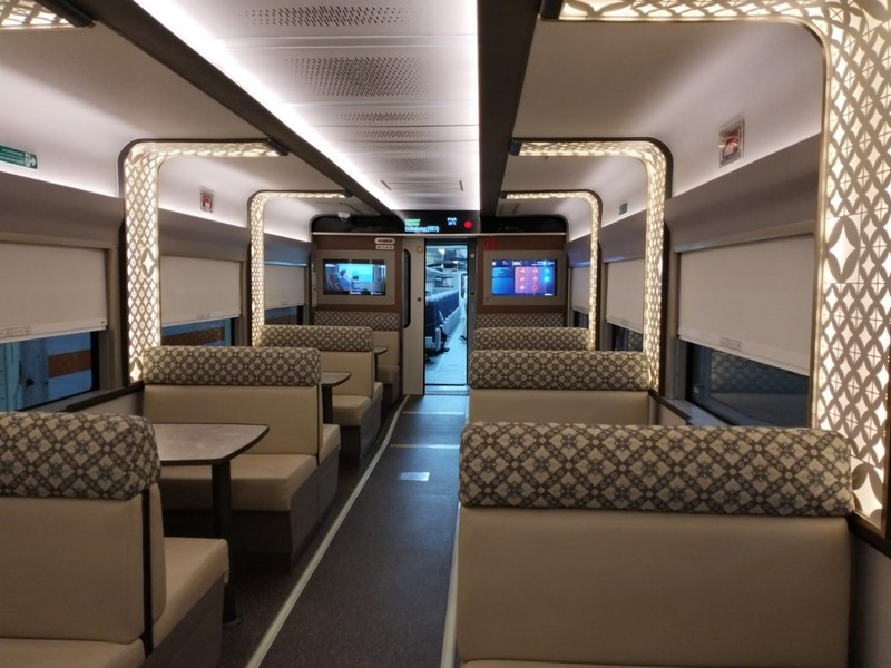 PT Kereta Api Indonesia (Persero) mengoperasikan kereta ekonomi stainless steel new generation pada KA Logawa (KA 212 dan KA 211) pada Rabu (18/9/2024). (Dok. KAI).