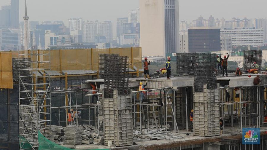 Sejumlah pekerja konstruksi menyelesaikan pembangunan gedung bertingkat di Jakarta, Kamis, (19/9/2024). (CNBC Indonesia/Muhammad Sabki)