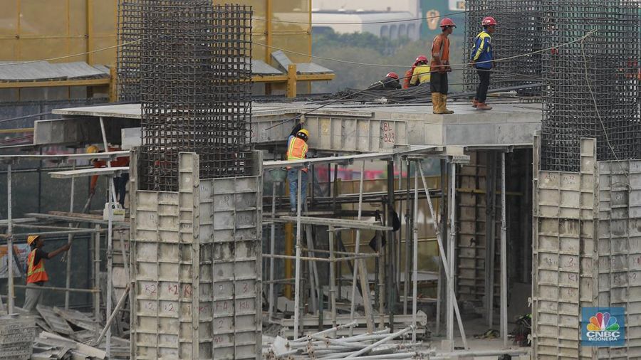 Sejumlah pekerja konstruksi menyelesaikan pembangunan gedung bertingkat di Jakarta, Kamis, (19/9/2024). (²©²ÊÍøÕ¾/Muhammad Sabki)