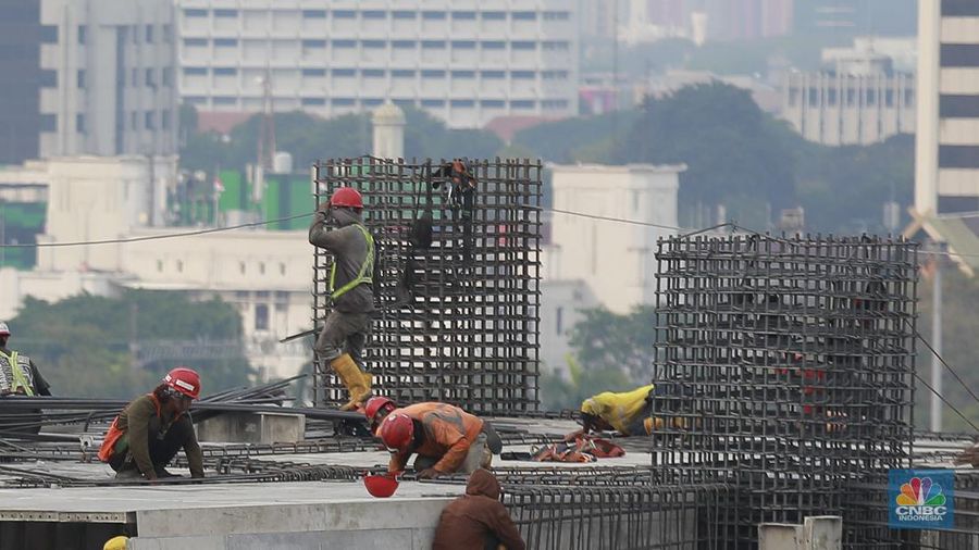 Sejumlah pekerja konstruksi menyelesaikan pembangunan gedung bertingkat di Jakarta, Kamis, (19/9/2024). (CNBC Indonesia/Muhammad Sabki)