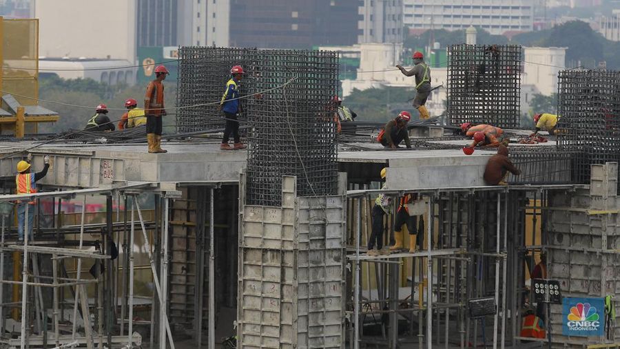 Sejumlah pekerja konstruksi menyelesaikan pembangunan gedung bertingkat di Jakarta, Kamis, (19/9/2024). (CNBC Indonesia/Muhammad Sabki)