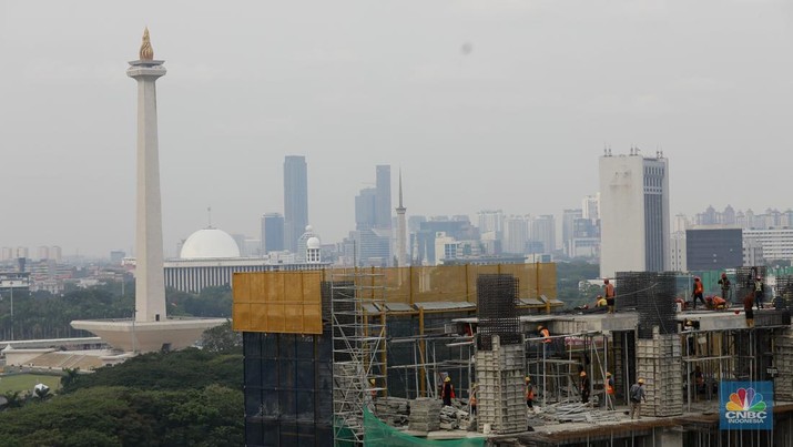 Sejumlah pekerja konstruksi menyelesaikan pembangunan gedung bertingkat di Jakarta, Kamis, (19/9/2024). (CNBC Indonesia/Muhammad Sabki)