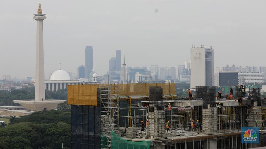 Sejumlah pekerja konstruksi menyelesaikan pembangunan gedung bertingkat di Jakarta, Kamis, (19/9/2024). (CNBC Indonesia/Muhammad Sabki)