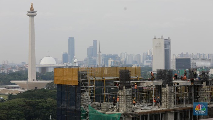 Sejumlah pekerja konstruksi menyelesaikan pembangunan gedung bertingkat di Jakarta, Kamis, (19/9/2024). (CNBC Indonesia/Muhammad Sabki)