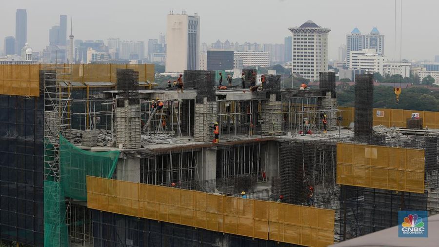 Sejumlah pekerja konstruksi menyelesaikan pembangunan gedung bertingkat di Jakarta, Kamis, (19/9/2024). (²©²ÊÍøÕ¾/Muhammad Sabki)