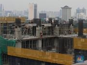 Foto: Sejumlah pekerja konstruksi menyelesaikan pembangunan gedung bertingkat di Jakarta, beberapa waktu lalu. (CNBC Indonesia/Muhammad Sabki)