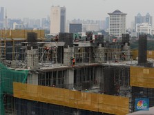 Foto: Sejumlah pekerja konstruksi menyelesaikan pembangunan gedung bertingkat di Jakarta, beberapa waktu lalu. (CNBC Indonesia/Muhammad Sabki)