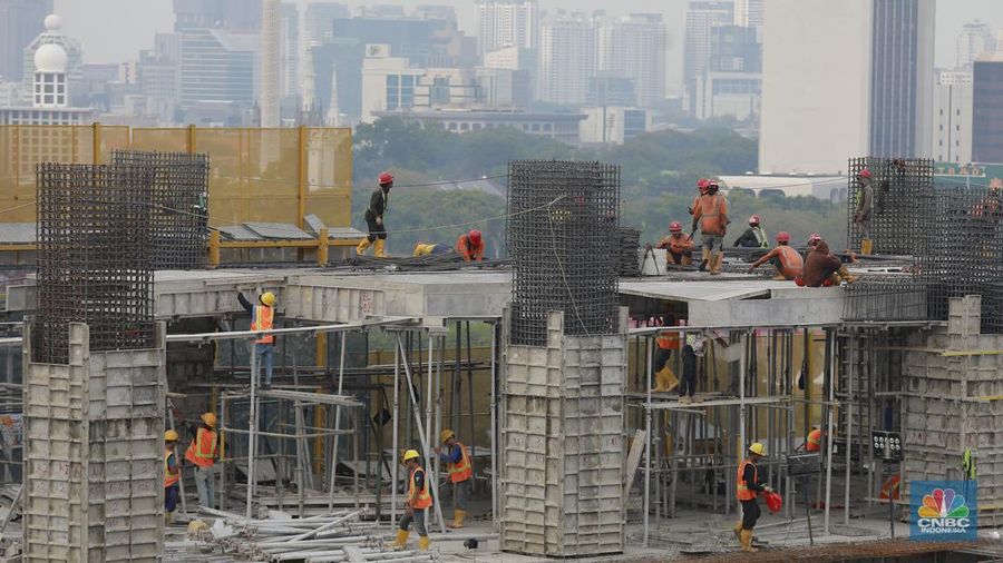 Sejumlah pekerja konstruksi menyelesaikan pembangunan gedung bertingkat di Jakarta, Kamis, (19/9/2024). (CNBC Indonesia/Muhammad Sabki)