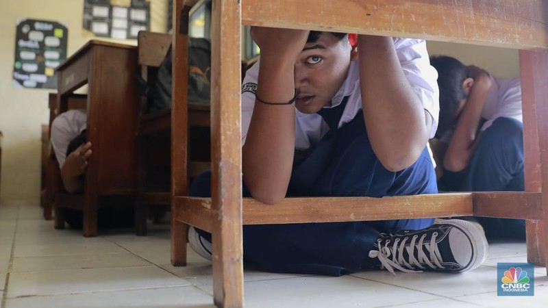 Sejumlah siswa mengikuti simulasi penanganan gempa bumi yang diselenggarakan BPBD di Sekolah Menengah Pertama Negeri 50, Jakarta, Kamis (19/09/2024). (CNBC Indonesia/Muhammad Sabki)