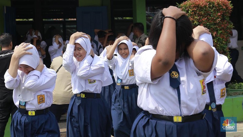 Sejumlah siswa mengikuti simulasi penanganan gempa bumi yang diselenggarakan BPBD di Sekolah Menengah Pertama Negeri 50, Jakarta, Kamis (19/09/2024). (CNBC Indonesia/Muhammad Sabki)