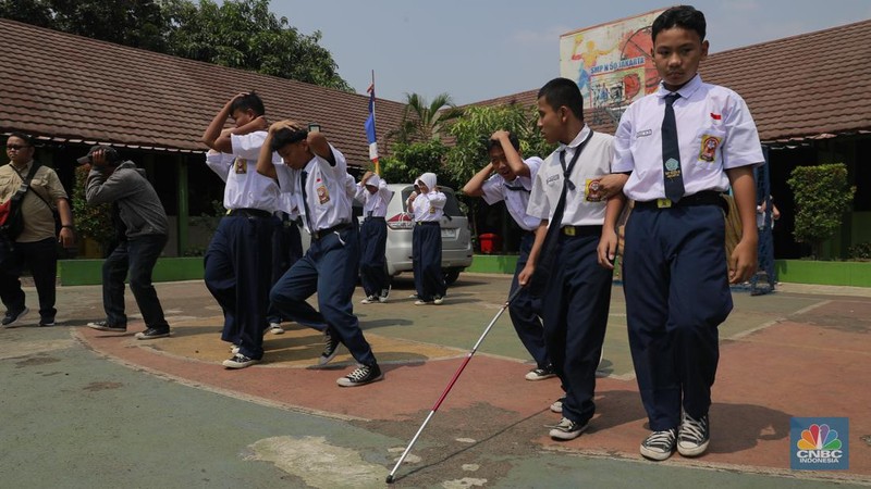 Sejumlah siswa mengikuti simulasi penanganan gempa bumi yang diselenggarakan BPBD di Sekolah Menengah Pertama Negeri 50, Jakarta, Kamis (19/09/2024). (CNBC Indonesia/Muhammad Sabki)