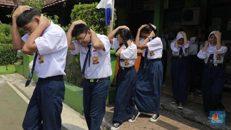 Sejumlah siswa mengikuti simulasi penanganan gempa bumi yang diselenggarakan BPBD di Sekolah Menengah Pertama Negeri 50, Jakarta, Kamis (19/09/2024). (CNBC Indonesia/Muhammad Sabki)