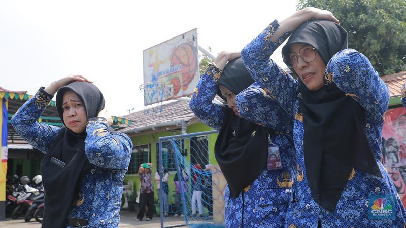 Sejumlah siswa mengikuti simulasi penanganan gempa bumi yang diselenggarakan BPBD di Sekolah Menengah Pertama Negeri 50, Jakarta, Kamis (19/09/2024). (CNBC Indonesia/Muhammad Sabki)