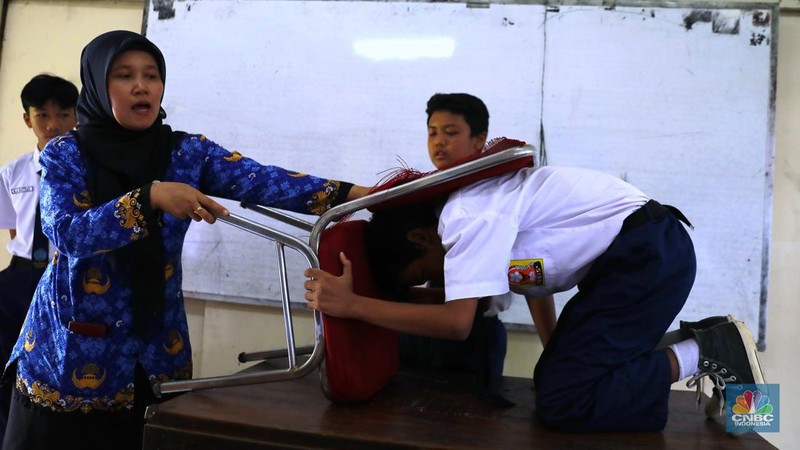 Sejumlah siswa mengikuti simulasi penanganan gempa bumi yang diselenggarakan BPBD di Sekolah Menengah Pertama Negeri 50, Jakarta, Kamis (19/09/2024). (CNBC Indonesia/Muhammad Sabki)