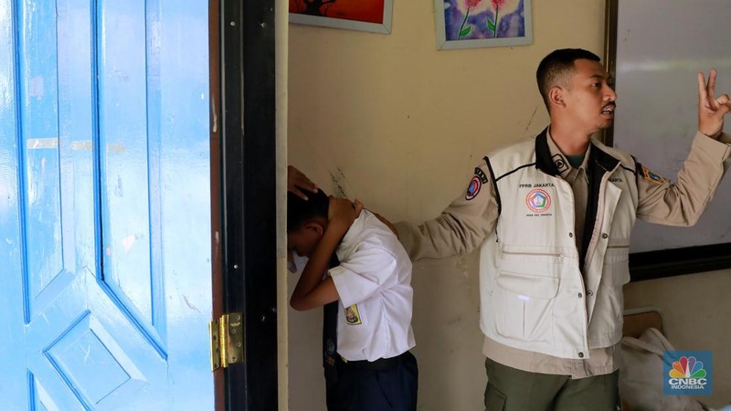 Sejumlah siswa mengikuti simulasi penanganan gempa bumi yang diselenggarakan BPBD di Sekolah Menengah Pertama Negeri 50, Jakarta, Kamis (19/09/2024). (CNBC Indonesia/Muhammad Sabki)