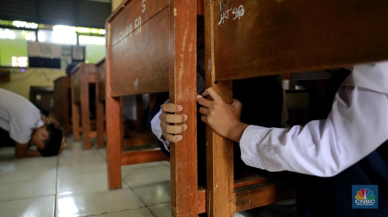 Sejumlah siswa mengikuti simulasi penanganan gempa bumi yang diselenggarakan BPBD di Sekolah Menengah Pertama Negeri 50, Jakarta, Kamis (19/09/2024). (CNBC Indonesia/Muhammad Sabki)