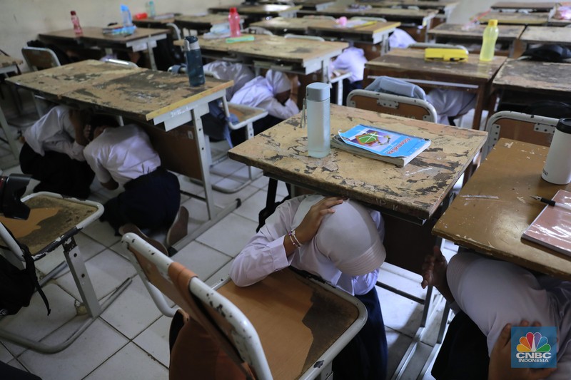 Sejumlah siswa mengikuti simulasi penanganan gempa bumi yang diselenggarakan BPBD di Sekolah Menengah Pertama Negeri 50, Jakarta, Kamis (19/09/2024). (CNBC Indonesia/Muhammad Sabki) Sejumlah siswa mengikuti simulasi penanganan gempa bumi yang diselenggarakan BPBD di Sekolah Menengah Pertama Negeri 50, Jakarta, Kamis (19/09/2024). (CNBC Indonesia/Muhammad Sabki)