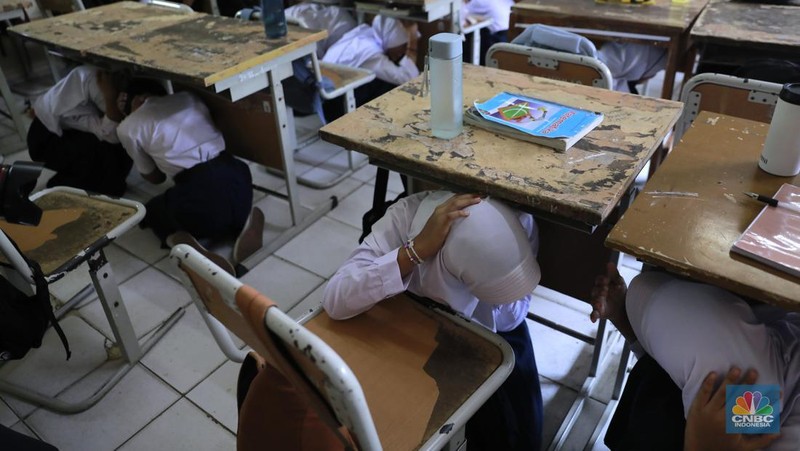 Sejumlah siswa mengikuti simulasi penanganan gempa bumi yang diselenggarakan BPBD di Sekolah Menengah Pertama Negeri 50, Jakarta, Kamis (19/09/2024). (CNBC Indonesia/Muhammad Sabki)