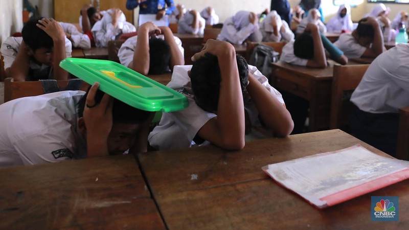 Sejumlah siswa mengikuti simulasi penanganan gempa bumi yang diselenggarakan BPBD di Sekolah Menengah Pertama Negeri 50, Jakarta, Kamis (19/09/2024). (CNBC Indonesia/Muhammad Sabki)