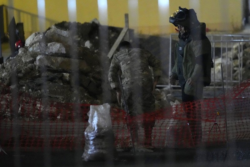 Orang-orang berkumpul saat asap mengepul dari sebuah toko keliling di Sidon, Lebanon, 18 September 2024. (REUTERS/Hassan Hankir)