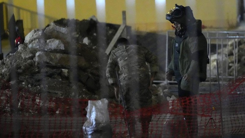 Orang-orang berkumpul saat asap mengepul dari sebuah toko keliling di Sidon, Lebanon, 18 September 2024. (REUTERS/Hassan Hankir)