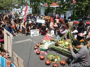 Tolak Pabrik Semen, Petani Kendeng Demo di Depan DPRD Pati