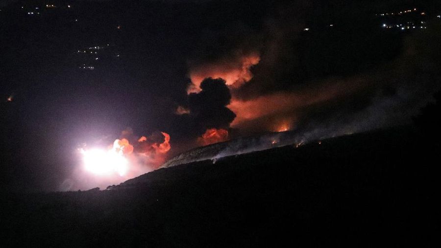 Asap dan api mengepul dari lokasi serangan Israel di desa perbatasan selatan Lebanon, Mahmoudiyeh, pada 19 September 2024. (AFP/RABIH DAHER)