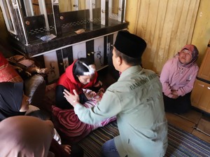 Pemkab Bandung Beri Santunan ke Keluarga Bocah Korban Gempa di Kertasari