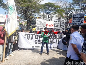 Demo di Disdik Sulsel, Massa Desak Guru SMK Paksa Siswi VCS Disanksi Berat